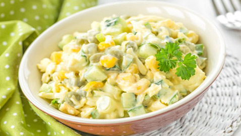 إليكم وصفة سلطة الذرة بالمايونيز والزبادي الشهية والسريعة