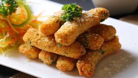 إليكم طريقة تحضير أصابع الموزريلا المشوية.. لذيذة ومقرمشة