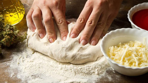 اليكم طريقة تحضير عجينة العشر دقائق للبيتزا والفطاير