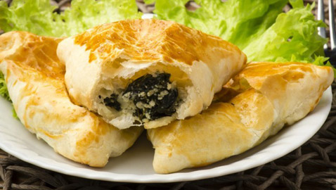 إليكم طريقة تحضير فطيرة سبانخ للرجيم.. خفيفة وشهية