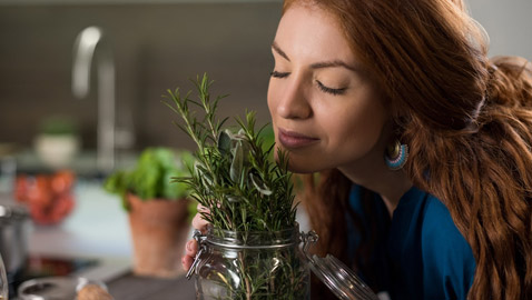 إليكِ وصفة ماء إكليل الجبل للحصول على شعر صحي