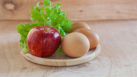 ما هي فوائد التفاح والبيض لصحة الإنسان؟