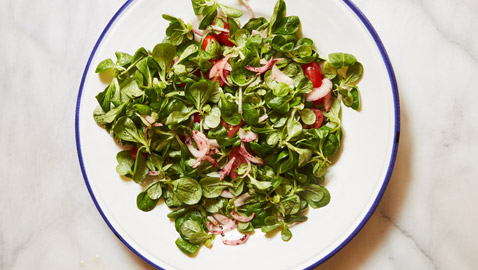 اليكم طريقة تحضير سلطة البقلة مع البصل الأحمر والسماق