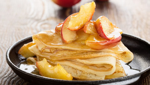 إليكم طريقة عمل كريب بالتفاح والقرفة.. شهي ولذيذ