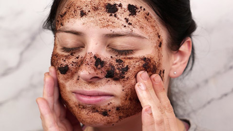 نتيجة مذهلة لإزالة الرؤوس السوداء بالملح والقهوة.. إليكم الطريقة