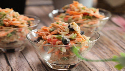 إليكم طريقة تحضير سلطة مكرونة لسان العصفور بالخضار الشهية