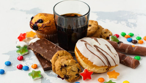 قد تسبب السكتة القلبية.. احذروا من شرب الكولا إلى جانب هذه الأطعمة!