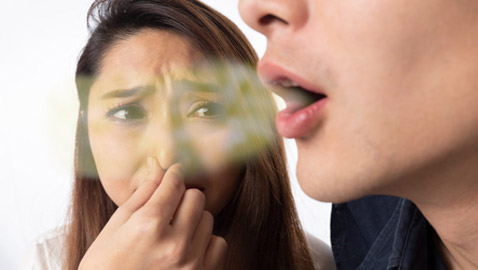 إليكم علاجات منزلية طبيعية لعلاج رائحة الفم الكريهة
