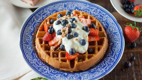 إليكم وصفة وافل بدون بيض وحليب.. صحي ولذيذ