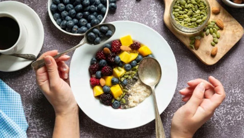 بعض السلبيات المحتملة لتناول الكثير من الفاكهة