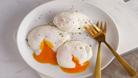 إليكم طريقة تحضير بيض عيون مغلي بالماء.. أكثر صحية ولذة