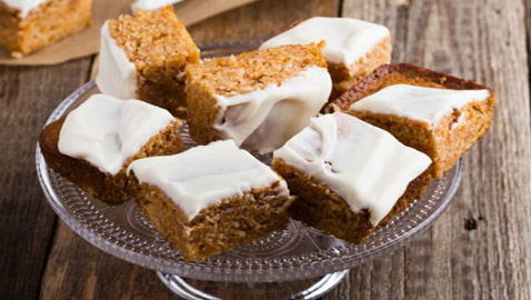 إليكم طريقة تحضير كعكة الجزر والتفاح الخفيفة والطيبة