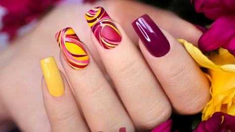 لماذا عليكِ أخذ استراحة من طلاء الأظافر؟