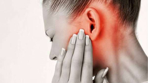 6 مؤشرات على ضرورة إزالة الشمع الزائد من أذنيك