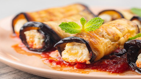 إليكم طريقة تحضير رولات الباذنجان بالجبن الشهية