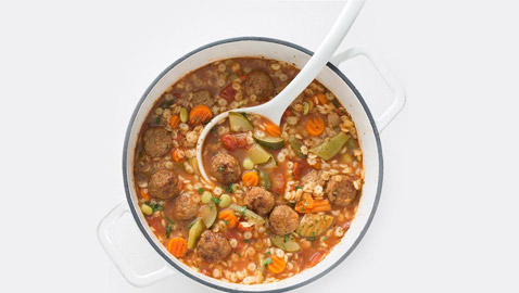 اليك طريقة  تحضير شوربة كرات اللحم الإيطالية