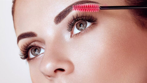 الماسكارا البنية.. أحدث صيحات الجمال في صيف 2023