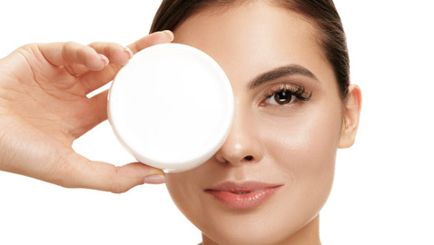 تخلصي من مشاكل الإرهاق.. إليكِ أفضل كريمات الريتينول للعيون