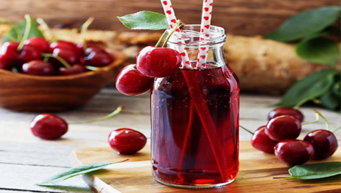 تعاني من الأرق أو الصعوبة بالنوم؟ عصير الكرز الحامض هو حلا لمشكلتك