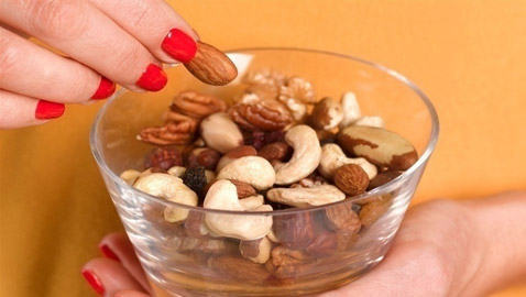 المكسرات أداة فعّالة للوقاية من النوبة القلبية
