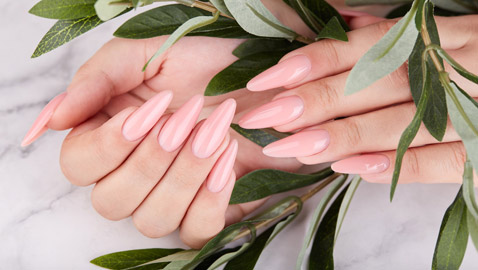 تريدين طلاء أظافر يدوم.. تخلصي من هذا الأمر!