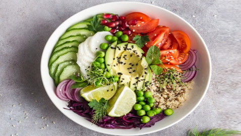إليكم طريقة تحضير سلطة كينوا بالأفوكادو لسفرتكم الرمضانية