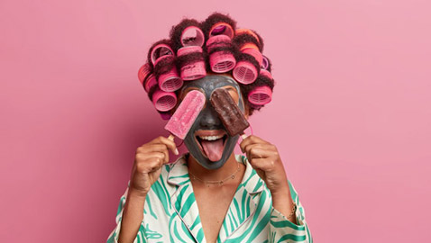 قناع الفراولة والشوكولاتة يمنح بشرتكِ إشراقاً وتوهجاً.. جربيه!