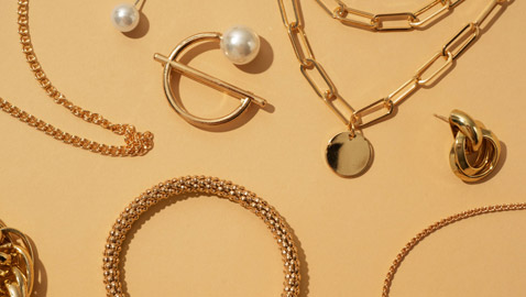 لماذا عليكِ تخزين قطعة من الطباشير في درج مجوهراتك؟