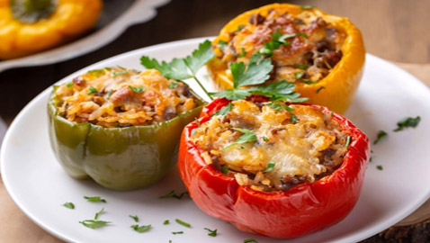 إليكم وصفة محشي الفلفل الرومي بالأرز واللحم المفروم اللذيذة والسريعة