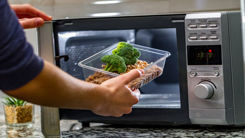 الماء، الفلفل والبروكلي.. 12 شيئا لا يجب وضعها أبدا في الميكروويف!