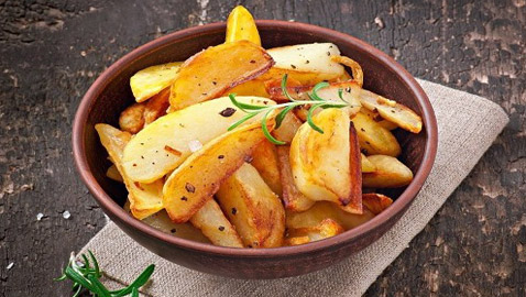 إليكم طريقة تحضير بطاطس مشوية مع جبن البارميزان والأعشاب