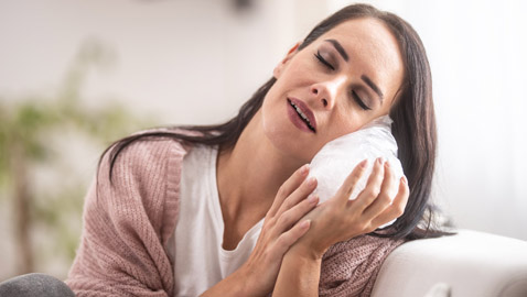 هل استخدام الثلج على البثور فعال؟