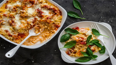 إليكم وصفة طاجن لسان العصفور بالطماطم والموزاريلا سريعة التحضير