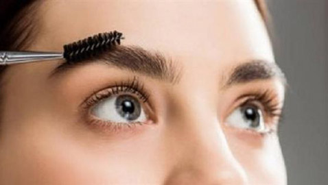 وسائل بسيطة وطبيعية.. لحواجب كثيفة وجذابة