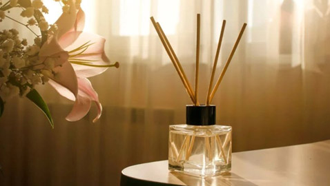 موزعات الروائح مقابل الشموع المعطرة.. أيها أفضل لمنزلك؟