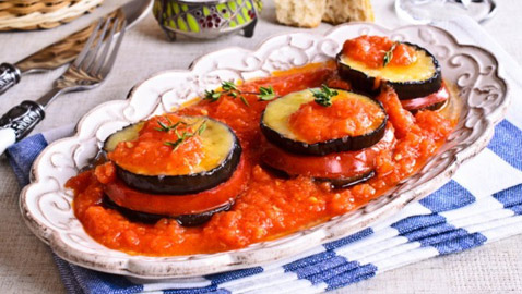 إليكم طريقة تحضير باذنجان مشوي بالصلصة للرجيم