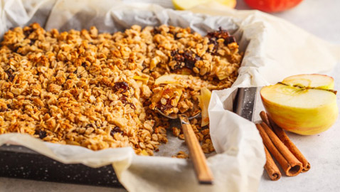 إليكم طريقة تحضير شوفان التفاح والقرفة بالفرن الصحي