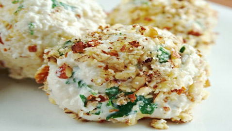 إليكم طريقة تحضير كرات الجبنة بالجوز للفطور