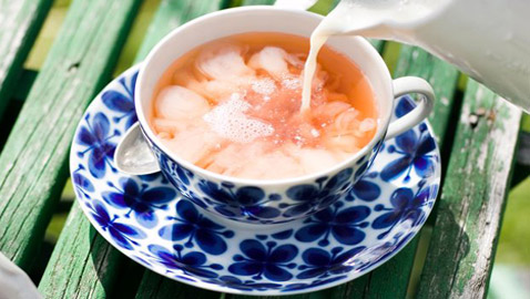 الحليب أولا أم الماء.. هذه أفضل طريقة لإعداد قدح شاي خيالي