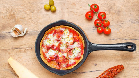 طريقة عمل طاسة السجق بالخضار والجبنة الذائبة.. أكلة لذيذة وطعمها حلو