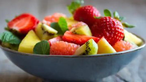 صحة الأمعاء: التخلص من السموم بـ8 فواكه لتحسين الهضم