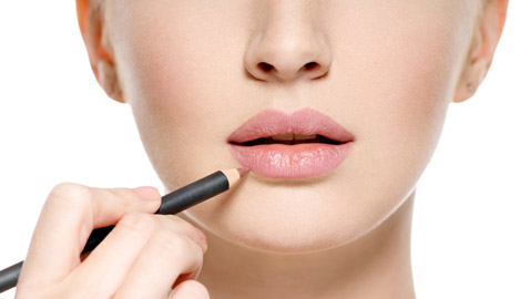 أفضل المحددات النيود للشفاه.. تناسب كل ألوان البشرة