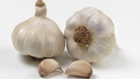 كيف يساعد الثوم على خفض مستويات الكولسترول في الجسم؟