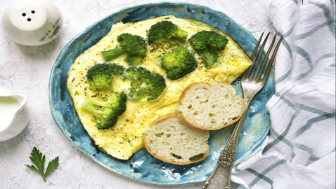 إليكم طريقة تحضير أومليت بيض وبروكلي صحي للرجيم