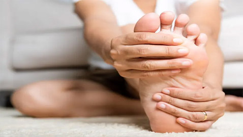 إياكم وهذه الأحذية الثلاثة.. خبير يحذر: تسبب مشاكل بالقدمين!