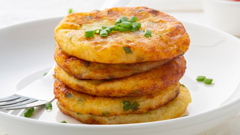 وجبة يحبها الجميع.. إليكم طريقة تحضير كيك البطاطس المهروسة الشهي