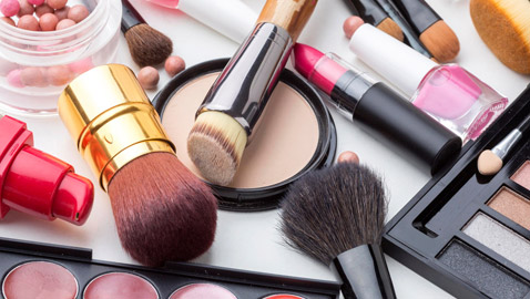 أيهما يجب تطبيقه أولاً.. المكياج البودر أم الكريمي؟