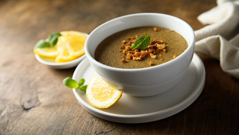 شوربة العدس بالحامض.. وجبة غذائية مفيدة