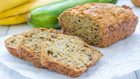 إليكم طريقة تحضير كعكة الكوسا بالموز الصحية