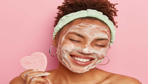 خطوات بسيطة تمنح بشرتك نضارة طبيعية في فصل الصيف